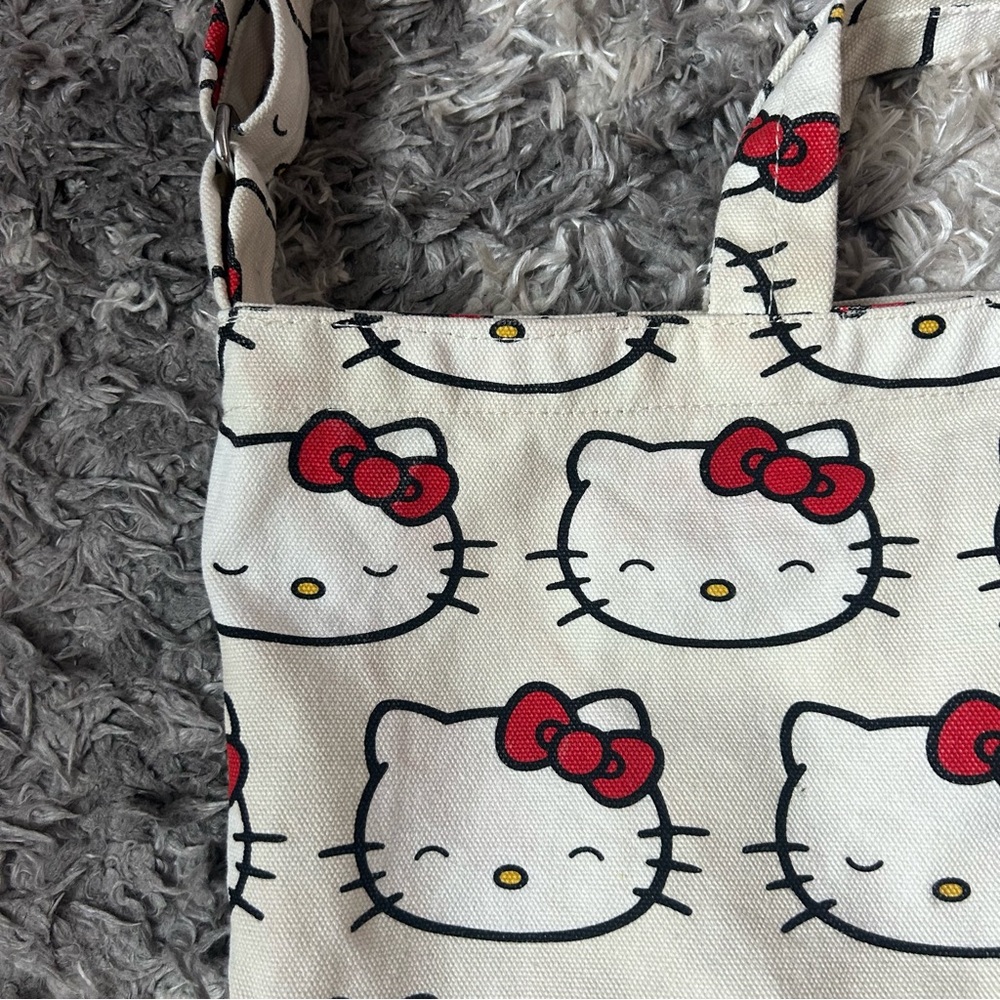 BAGGU x Hello Kitty horizontal duck bag - Picture 2 of 6